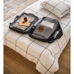 DALLAS. Tihe&auml;sti kierr&auml;tetyst&auml; 600D polyesterist&auml; valmistettu matkareppu 17,3 tuuman kannettavalle tietokoneelle